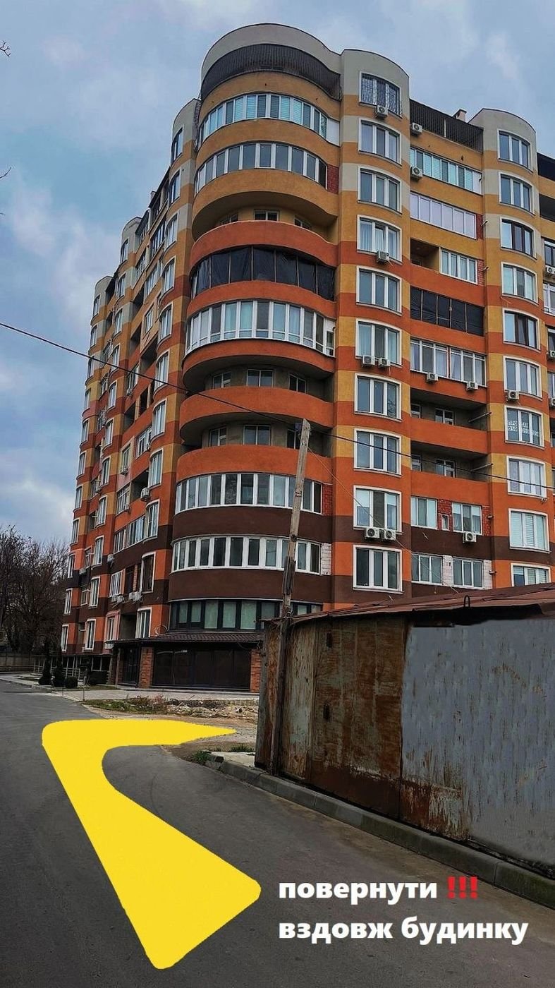 Поворот праворуч уздовж будинку до входу — Практик-Мед на Зоопарковій, 8-В, Одеса